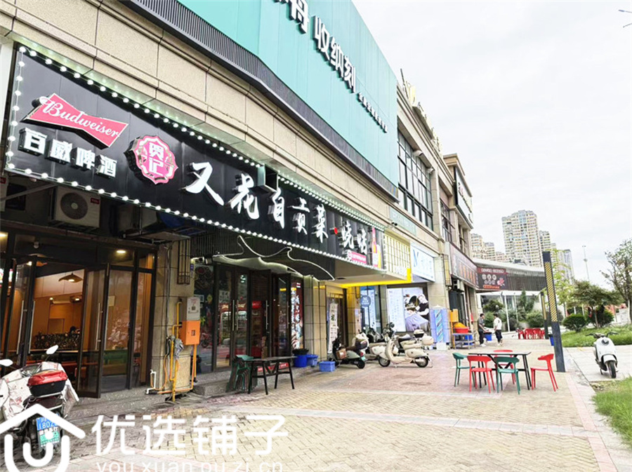 西外金龙大道190平双开间餐饮店转让(通气可外摆)