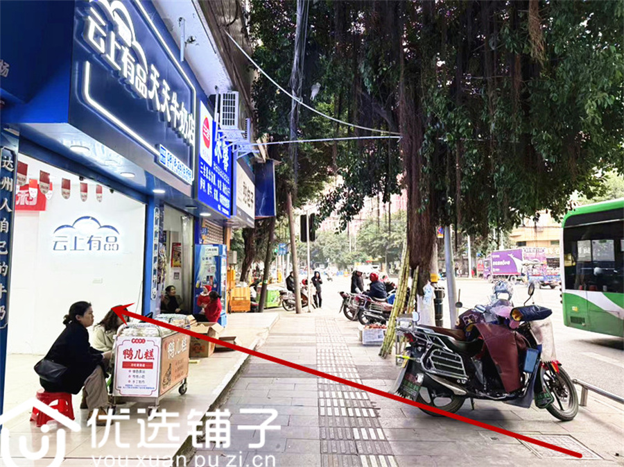 南外万达路十字路口旁55平旺铺出租(带夹层)