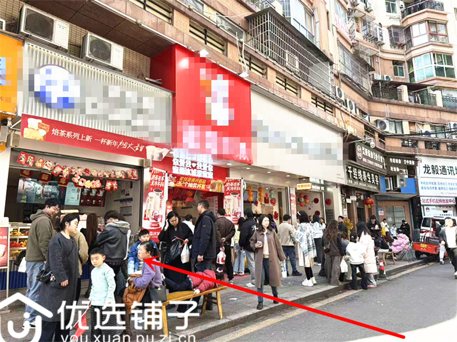 市内中心广场夜市口26平旺铺出租或转让(带夹层)