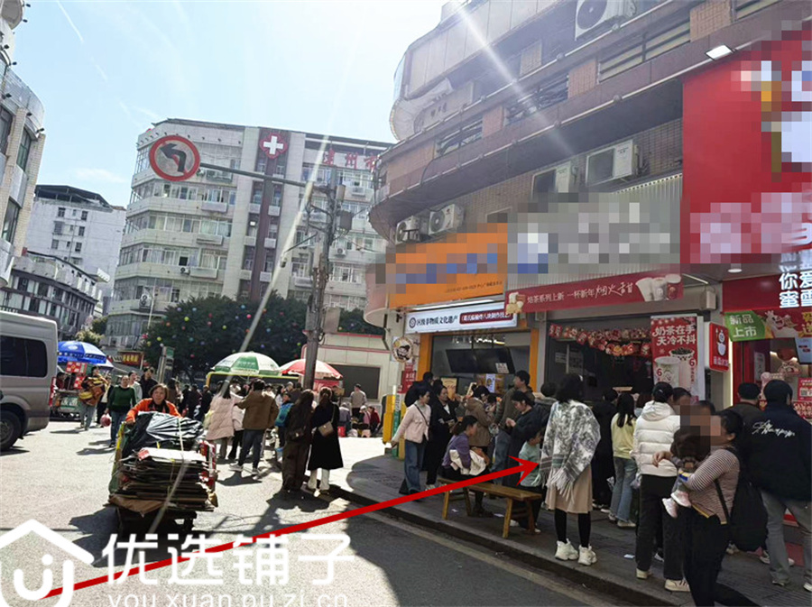 市内中心广场夜市口26平旺铺出租或转让(带夹层)