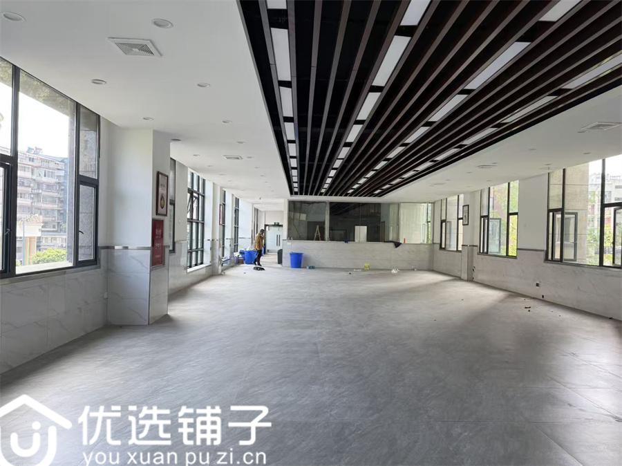 西外八小学校旁750平商铺出租(可分租)