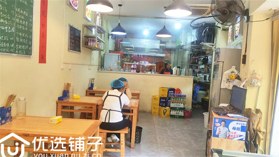 南外实验幼儿园旁50平四开间转角餐饮店转让(带2楼通气)