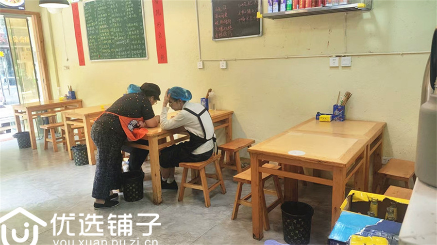 南外实验幼儿园旁50平四开间转角餐饮店转让(带2楼通气)