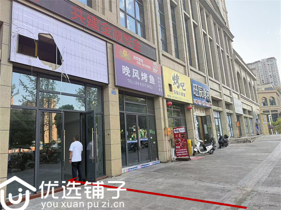 西外莲湖印象小区出入口旁56平旺铺出租(带2楼可外摆)
