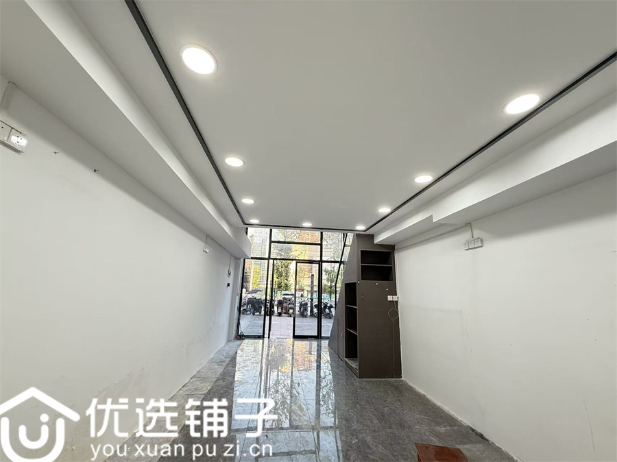 西外莲湖印象小区出入口旁56平旺铺出租(带2楼可外摆)