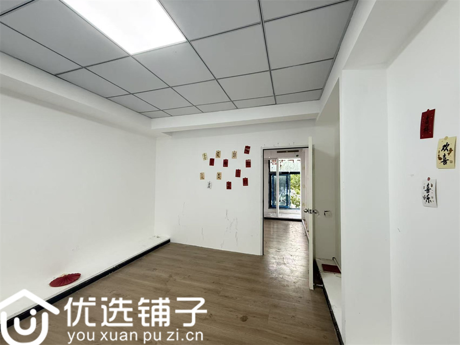 西外莲湖印象小区出入口旁56平旺铺出租(带2楼可外摆)