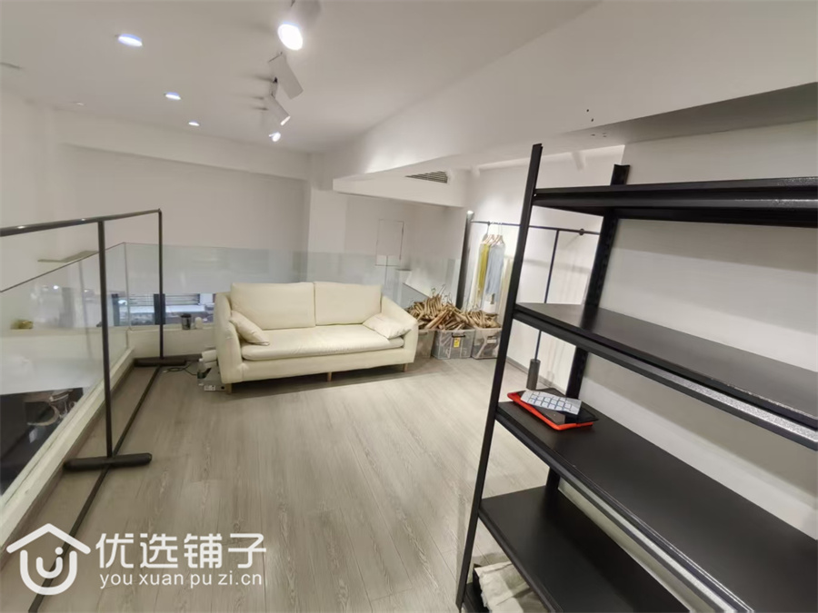 市内女人街40平精装修门市8千转租(二楼合计80)